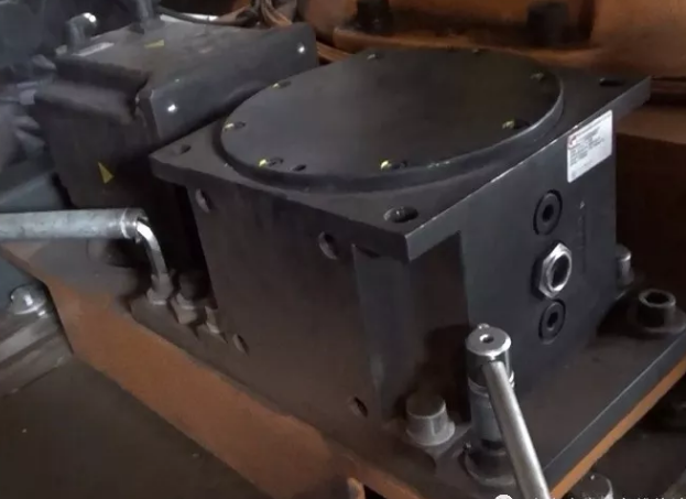 擰松變數(shù)箱的三個(gè)緊固螺絲，和一個(gè)偏心輪的緊固螺絲